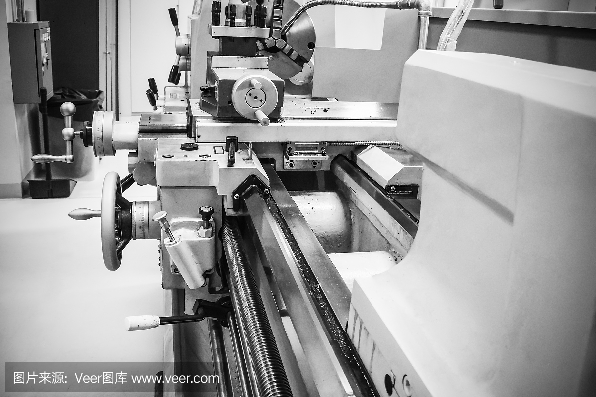 車床在車間,機器是舊的,但工作