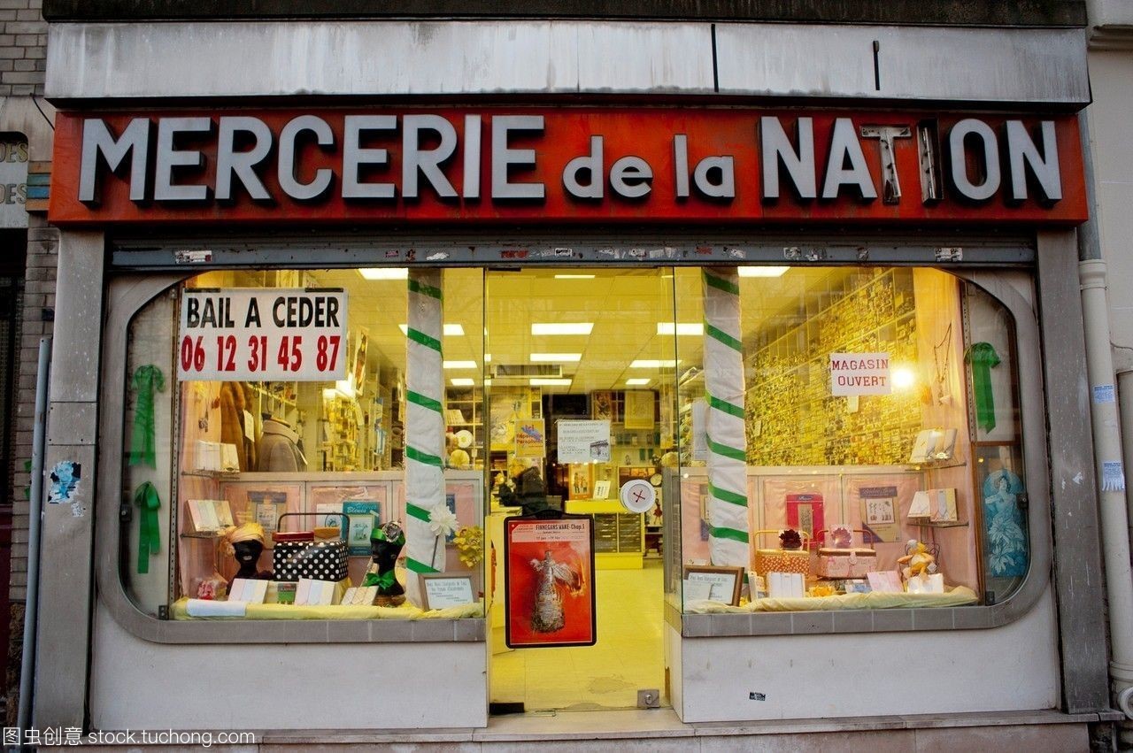 巴黎,法國,1月在小商店銷售,商店櫥窗標志